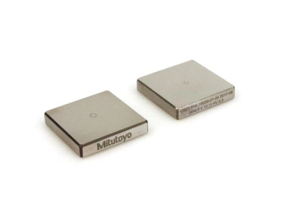 Эталонный материал твердости по Виккерсу 500HV0,5 с сертификатом калибровки ISO 6507-3 и DAkkS, 30x30x6 мм, сталь, сетка, соответствующая стандарту, нанесенная лазером сверху (63ETB653G)