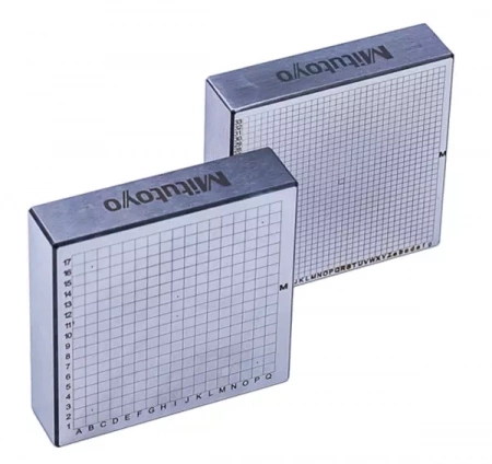 Эталонный материал твердости по Роквеллу 30HRC с сертификатом калибровки ASTM E18 и DAkkS, 60x60x16 мм, сталь, стандартная сетка, нанесенная лазером сверху (63ASTM034G)